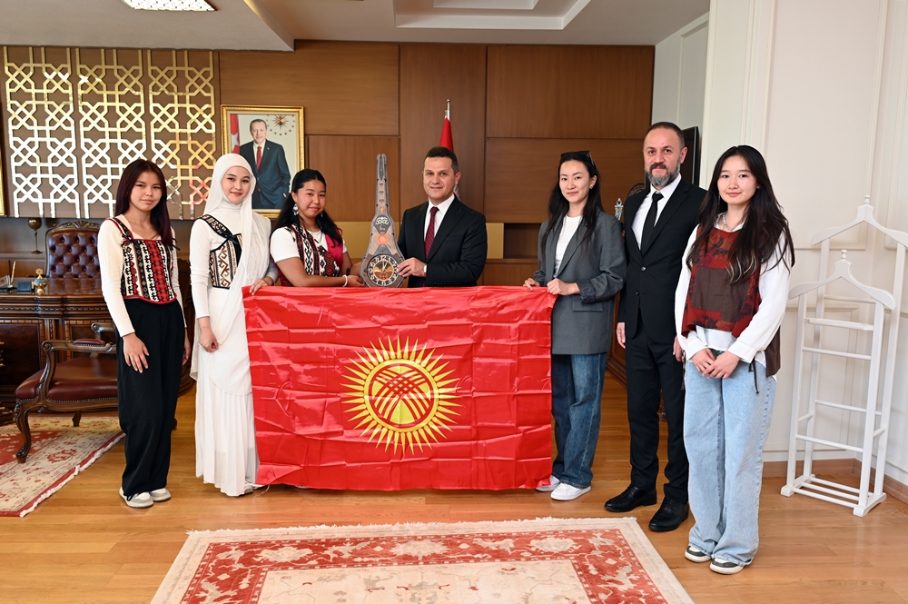 Orhun Değişim Programı Kapsamında Kastamonu Üniversitesi’ne Gelen Öğrenciler Rektörümüzü Ziyaret Etti